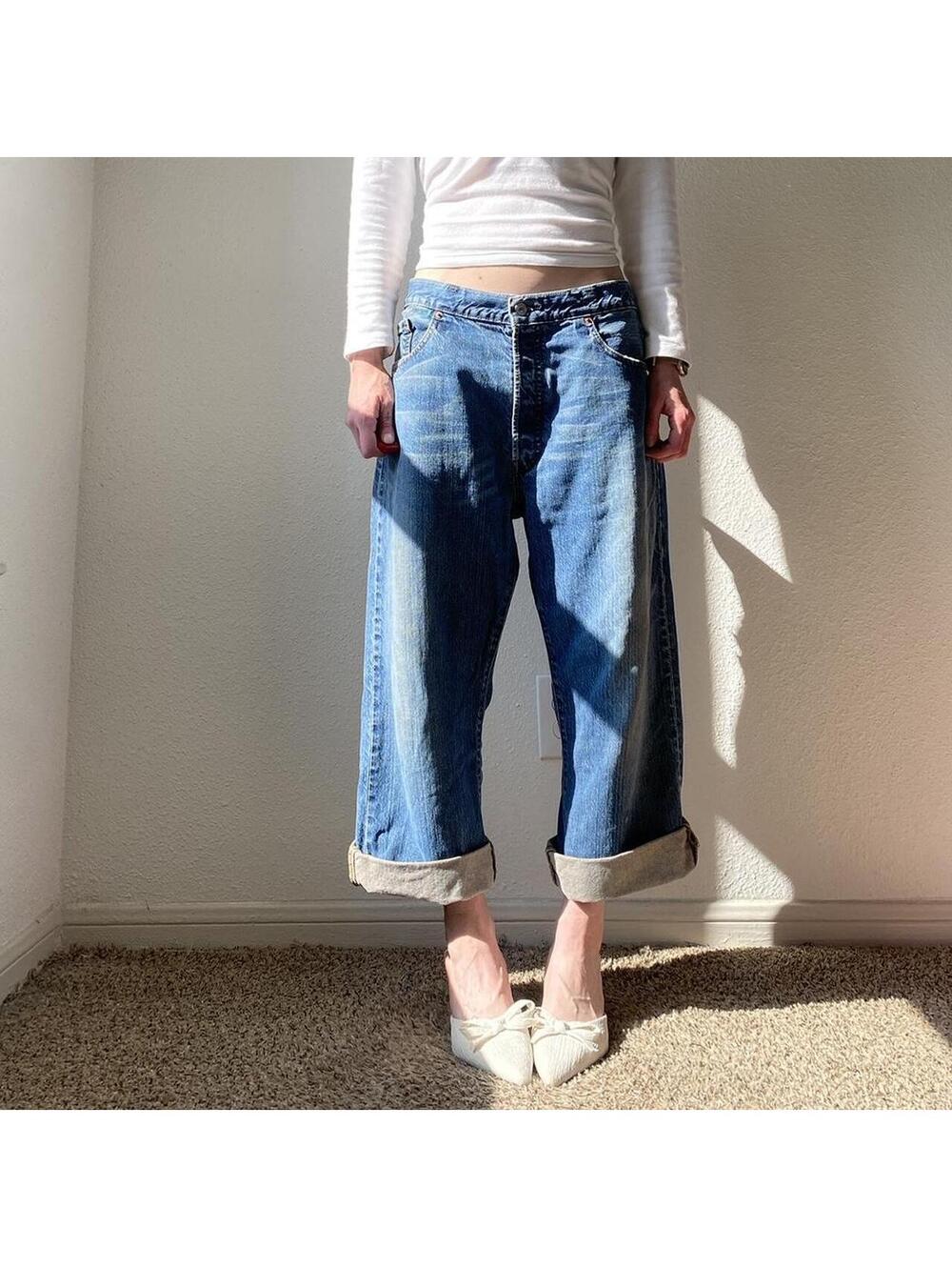 Vintage Levi’s y2k low rise wide leg cropped denim blue jeans / capris